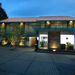 Silver Storm Bed & Breakfast Athirappilly